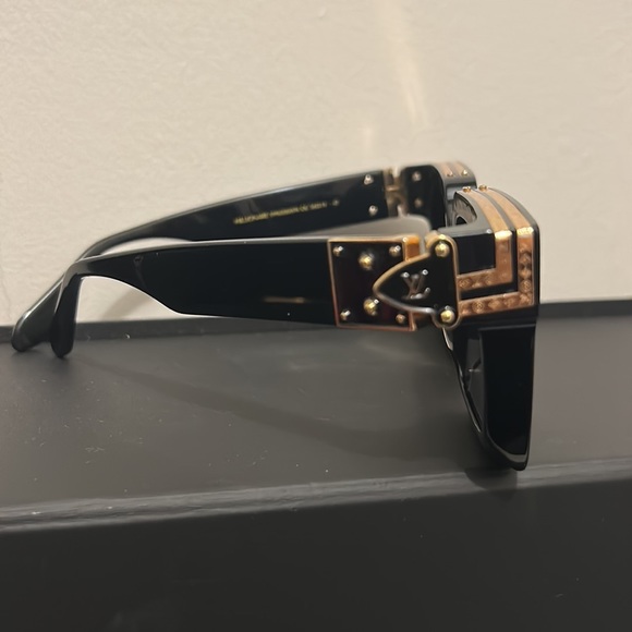 Men’s Louis Vuitton Sun Glasses - Picture 3 of 5